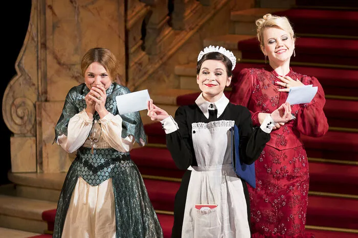 Sieglinde Feldhofer als "Hortense" in "Opernball" an der Grazer Oper. Diese Figur spielt sie auch an der Volksoper Wien. Premiere ist am 17. Februar. Klicken Sie sich durch weitere Bilder dieser Aufführung.