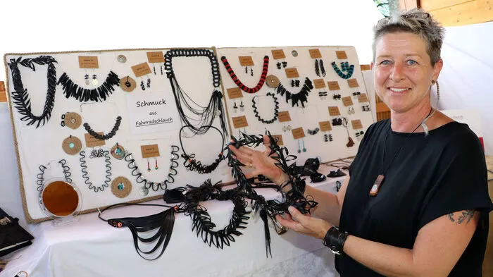Am Verkaufsstand von der mein’s Kunsthandwerkerin Beate Pulvermacher aus Feldkirchen gab es u.a. aus Fahrradschlauch flippigen Upcycling-Schmuck und aus Autoreifenschlauch kunstvolle Handtaschen zu kaufen!  