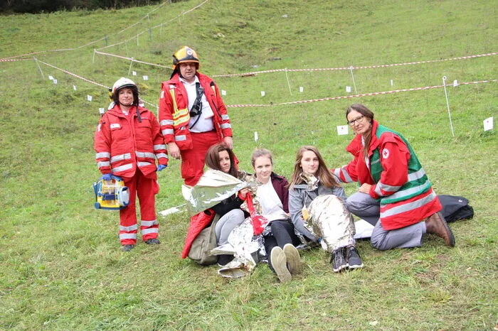 Ein Radfahrer fährt bei Downhill-Rennen in eine Menschengruppe. Dieses Szenario wurde geprobt. Auf dem Foto: Sonja Graier, Einsatzleiter Patrick Egger, Ursula Blunder, Valentina Krammer, Emma Strammer, Michaela Pleschberger