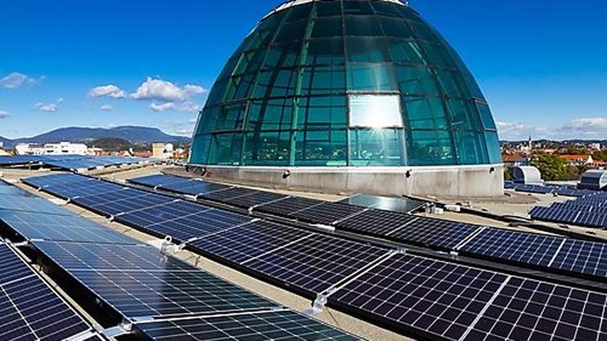 Gleichsam 15 Tennisfelder umfasst die Fotovoltaik-Anlage auf den Dächern des Cityparks