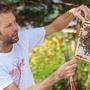 Arno Kronhofer freut sich nicht nur über die Honigernte. Als Imker fasziniert ihn vor allem die Lebensweise der Bienen und er gibt diese Begeisterung gern weiter