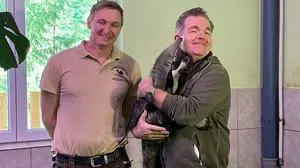 Cornelio hat einen Narren an Cornelius Obonya gefressen, links Rainer Zöchling, der Leiter des "Weißen Zoos" Kernhof