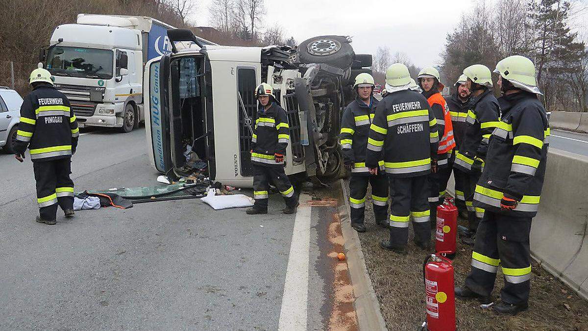 Der Lkw liegt seitlich auf der Fahrbahn