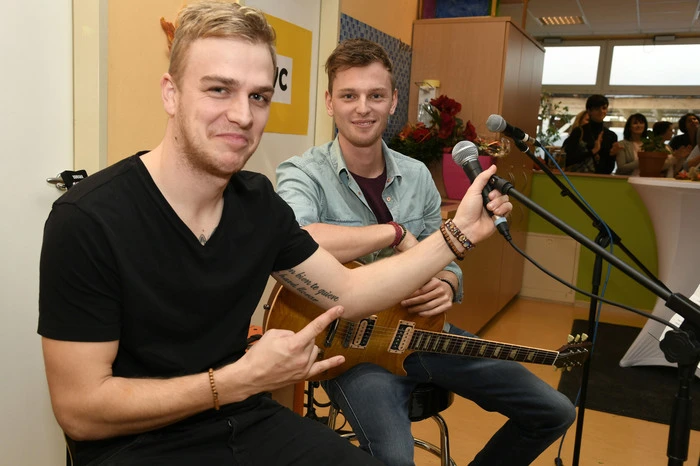 Professionell musikalische Umrahmung der Feierstunde durch die Bandmitglieder Stefan und Alexander.  