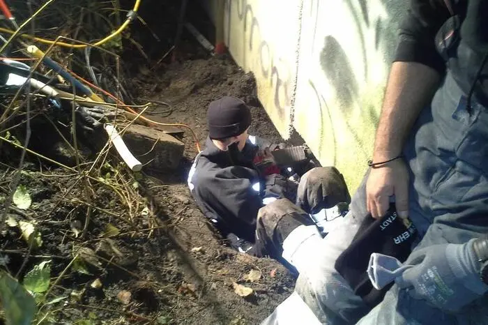 Bei der Erkundung durch den Einsatzleiter stellte sich heraus, dass sich ein Hund zwischen Erdboden und Grundplatte in der Mitte eines Garagenblockes mit einer Längsausdehnung von etwa hundert Metern befand.