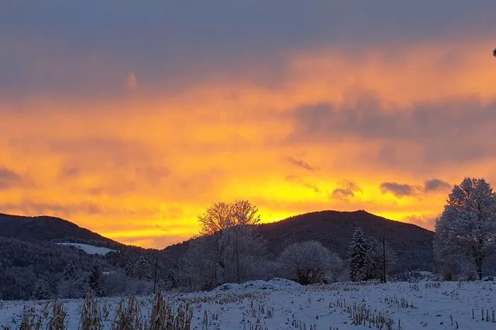 Nach einem verschneiten Sonntag meldet sich die Abendsonne mit einer goldenen "Explosion" über Himmelberg zurück. 