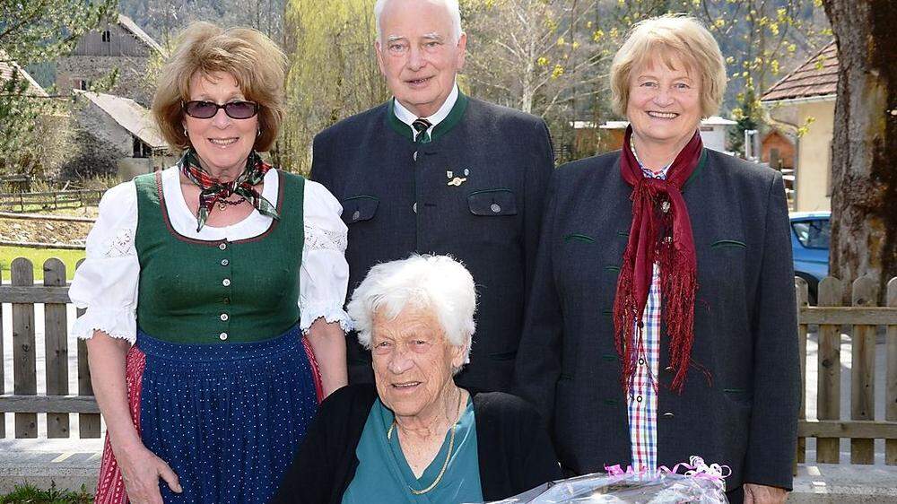 Creszentia Grasser feierte in Oberwölz ihren 100. Geburtstag                       g