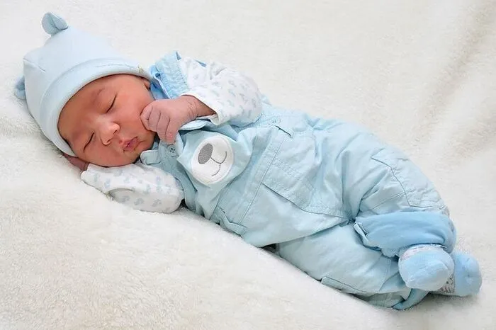 3978 Gramm schwer und stolze 55 Zentimeter groß war Noel kurz nach seiner Geburt am 19. Februar um 13.04 Uhr im Landeskrankenhaus Villach. Viele Kuschelstunden mit Mama Sabrina Mössler und Papa Lukas Tauber stehen derzeit auf dem Programm. Aber auch Schwesterchen Samantha freut sich schon auf die gemeinsamen Unternehmungen. Noels Wiege steht in der Draustadt Villach, wo seine Familie lebt.