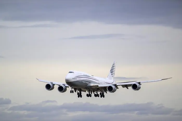 Qatar Amiri Flight Boeing 747-8 mit dem Luftfahrzeugkennzeichen A7-HBJ landet auf der südlichen Landebahn 26L des Flughafens München MUC EDDM *** Qatar Amiri Flight Boeing 747 8 with the Aircraft registration number A7 HBJ lands at the Southern Runway 26L of Airport Munich MUC EDDM 1098002112
