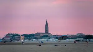 Der Strand von Caorle mit Blick auf die Altstadt  | Der Strand von Caorle mit Blick auf die Altstadt 