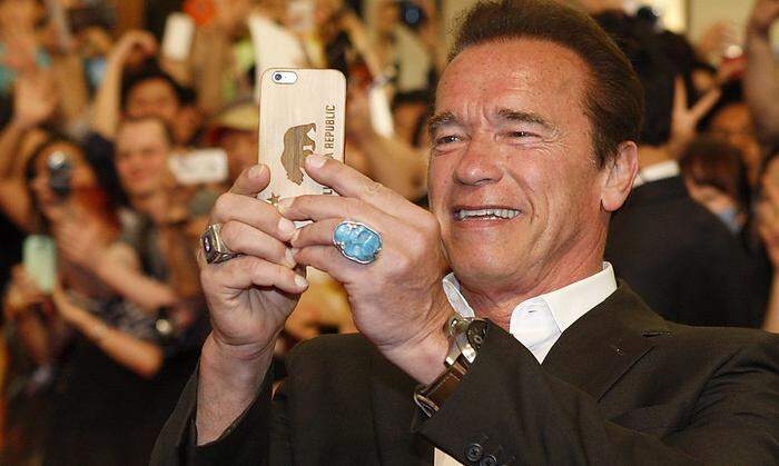 Arnie auf Fototour - hier knipst er während der Premiere in Südkorea ins Publikum