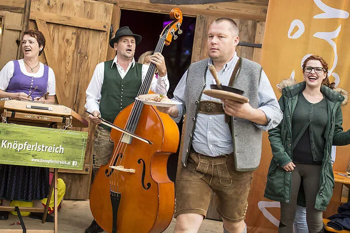 Aufgesteirert wurde in der Genusswiesn von Harald Taupe (vorne).