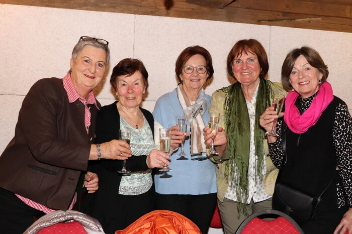 Gesehen wurden u.a.:  eine nette Geburtstagsrunde mit Margit Krivec (2. v. Links)   aus Moosburg, die ihre 50 Jahre Freundschaft im Schloss Albeck feierten.