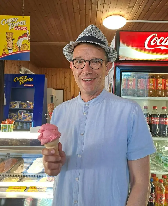 Nach der Stimmabgabe belohnte sich Philipp Pointner mit einem pinken EisNach der Stimmabgabe belohnte sich Philipp Pointner mit einem pinken Eis