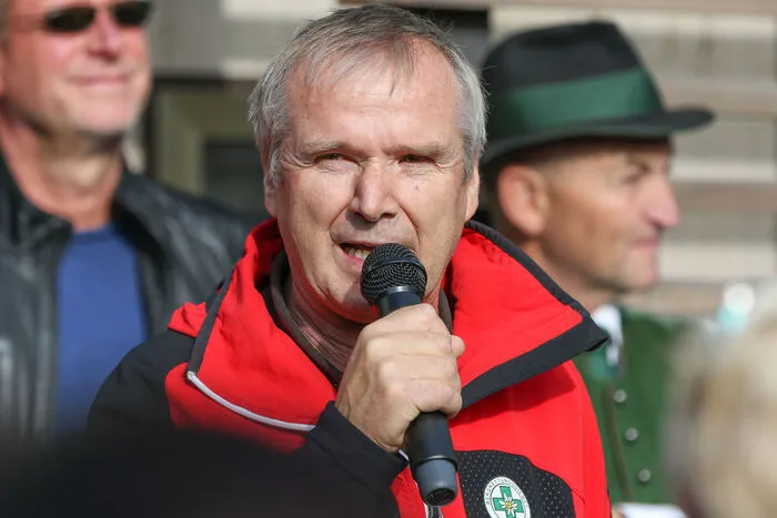 ... Heribert Eisl, Obmann der "echten" Ramsauer Bergrettung, begrüßt.