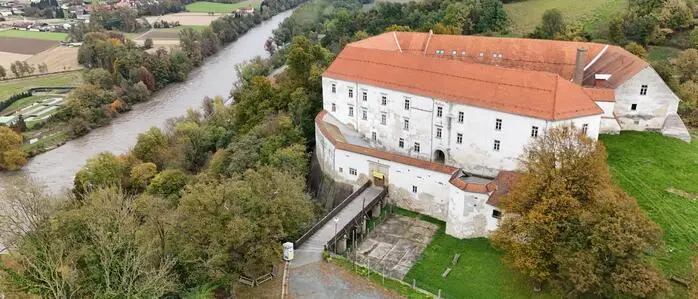 Schloss Obermureck mit Blick auf den Grenzfluss Mur