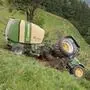 Ein Traktor musste aus seiner misslichen Lage befreit werden