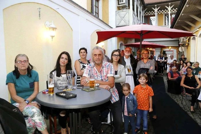 Der Innenhof platzte förmlich aus allen Nähten und die Begeisterung der Zuhörer kannte keine Grenzen.