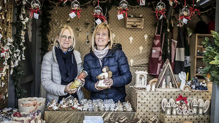 Für kalte Füße finden sich am Christkindlmarkt auf dem Neuen Platz in Klagenfurt wärmende Hüttenschuhe produziert in Kärnten. Lebkuchen, geröstete Kürbiskerne mit Karamell-Geschmack und Hausmannskost erfreuen den Gaumen. Und natürlich darf der Weihnachtsschmuck nicht fehlen. Pausbackige Engerl, Ski fahrende Wichtel und Weihnachtsmänner strahlen um die Wette.Die neue Weihnacht. Täglich von 10 bis 20 Uhr,Gastronomie bis 23 Uhr, am 24. Dezember bis 14 Uhr.