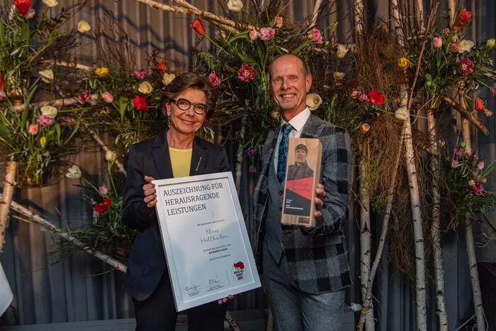 Regina Ovesny-Straka (Volksbank) überreichte den Preis an Klaus Höllbacher