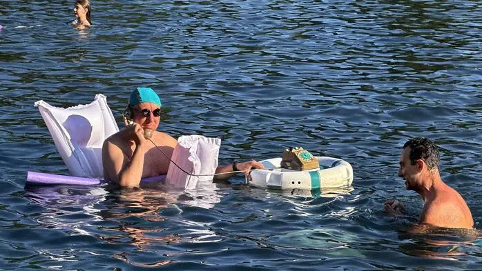 „Floating Dreams“, also „schwimmende Träume“, heißt die interaktive Installation von Telefonapparaten, die im Rahmen der Wasser Biennale 2026 im Freibad und im Stadtgebiet von Fürstenfeld angebracht wurde