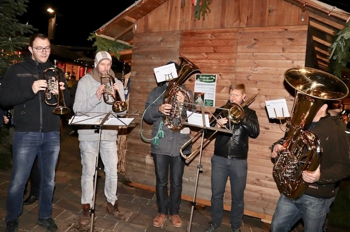 Die Bläsergruppe der Stadtkapelle Friedberg spielte festliche Weisen.