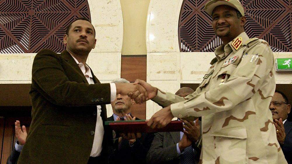 Der Vizechef des Militärrats, Mohamed Hamdan Dagalo (r.) Ahmad al-Rabiah, Sprecher der Protestbewegung, beim Unterzeichnen des Abkommens.