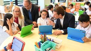 Wirtschaftsministerin Schramböck, Bildungsminister Faßmann und Bundeskanzler Kurz beim Besuch einer Schule in Signapur