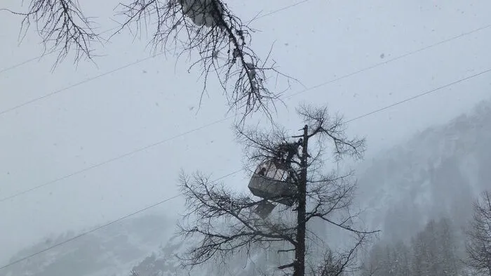 Die Gondel einer Materialseilbahn war in 30 Meter Höhe aus einem Tragseil gesprungen. Danach fiel die Gondel in die Tiefe. Zwei Personen, ein Mann und eine Frau, konnten aus der Gonel springen, die wieder hochgezogen wurde und in einem Baum hängen blieb.