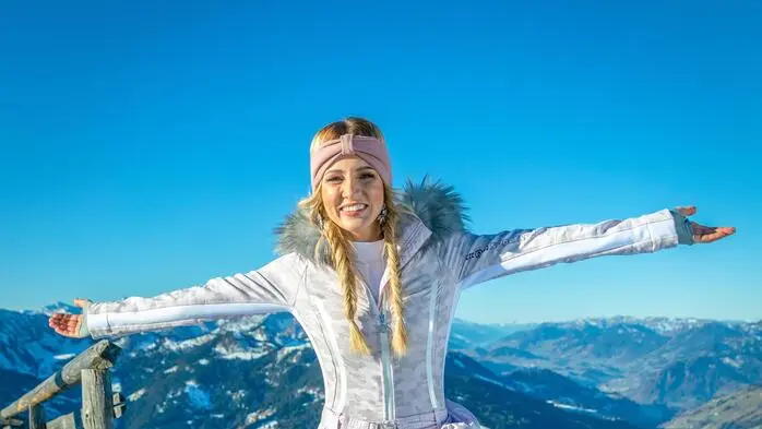 Melissa Naschenweng war schon mehrfach selbst als Gast in der Show „Zauberhafte Weihnacht im Land der ‚Stillen Nacht‘“, heuer soll sie die Sendung erstmals selbst moderieren