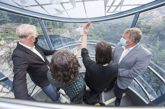 Kulturstadtrat Riegler begeistert: „Die Projektidee hat sofort die Herzen von uns allen erobert. Die Bahn mit ihrem einzigartigen Rundblick gleichermaßen als Aussichtspunkt und als mobile Galerie zu nutzen, war schon an sich eine hervorragende Idee. Die künstlerische Erzählung, nämlich mit dem Begriff der Transparenz zu spielen und zugleich die Fragen unserer Vernetzung in der digitalen Welt zu diskutieren, liegt genau im Kern der Grundidee des Calls für 2020.“