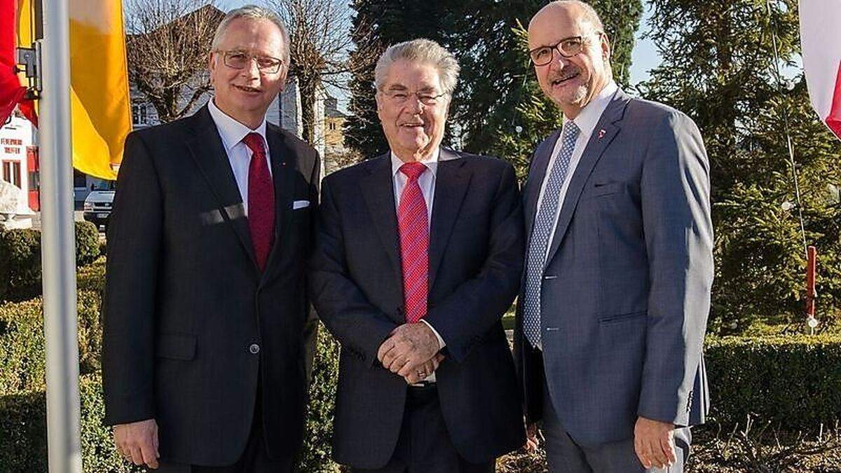 Der ehemalige Bundespräsident Heinz Fischer (Mitte) mit Treffens Bürgermeister Klaus Glanznig (rechts) und Landtagspräsident Reinhart Rohr