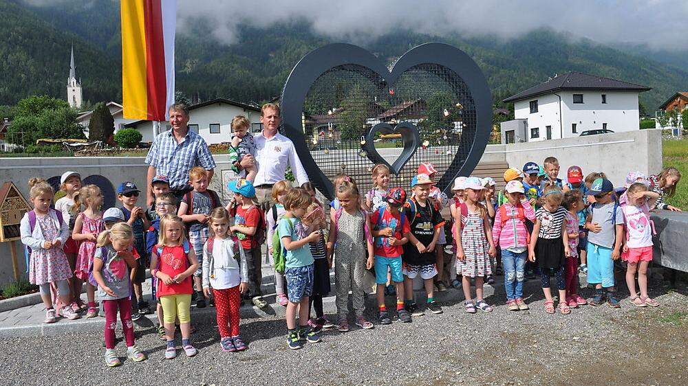 Kindergartenkinder mit Engelbert Hosner und Werner Brunner am neuen Herzplatz