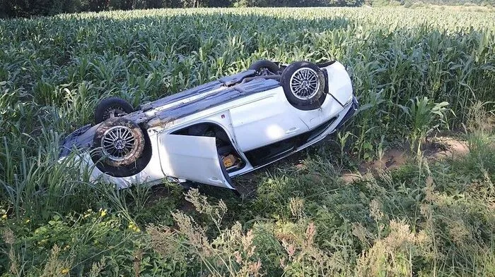 Das vordere Pkw wurde in einen Acker geschleudert und kam auf dem Dach zu liegen