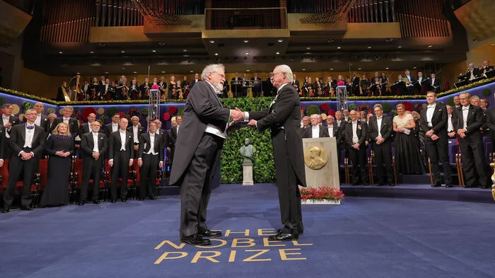 Der österreichische Quantenphysiker Anton Zeilinger hat vom schwedischen König Carl XVI. Gustaf den Physik-Nobelpreis entgegengenommen.