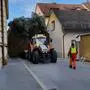 Andreas Böhmer lenkte den Traktor durch die enge Kirchengasse Richtung Hauptplatz