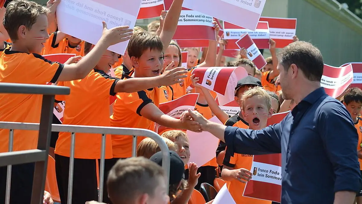 Franco Foda mit seinen jungen Fans