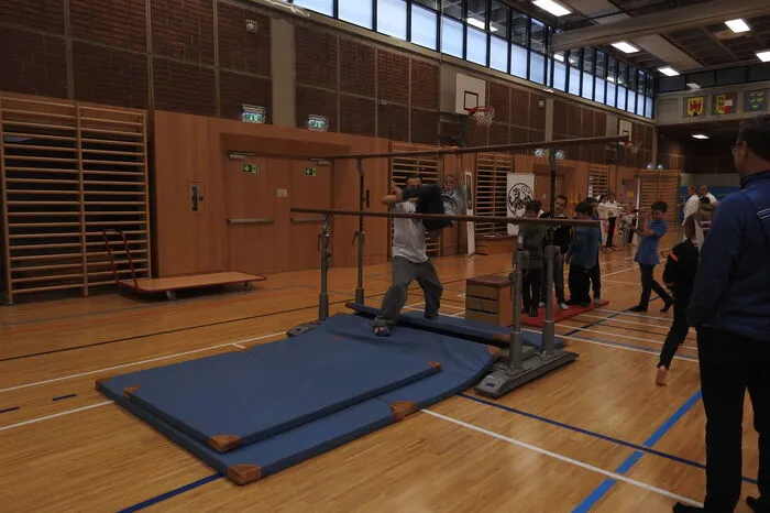 Beim Geräteturnen standen die Kinder Schlange.