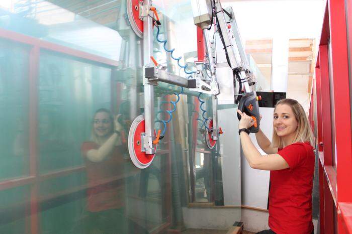 Erfolgreiche Glasbautechnikerin, die sich derzeit für den Bundeswettbewerb Austrian Skills vorbereitet