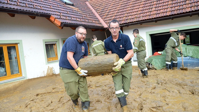 Nach den schweren Murenabgängen vom Sonntag ist am Donnerstag der erste Katastrophenzug der Freiwilligen Feuerwehr in Afritz. Insgesamt sind 55 Fahrzeuge vor Ort, 256 Helfer sind im Einsatz.