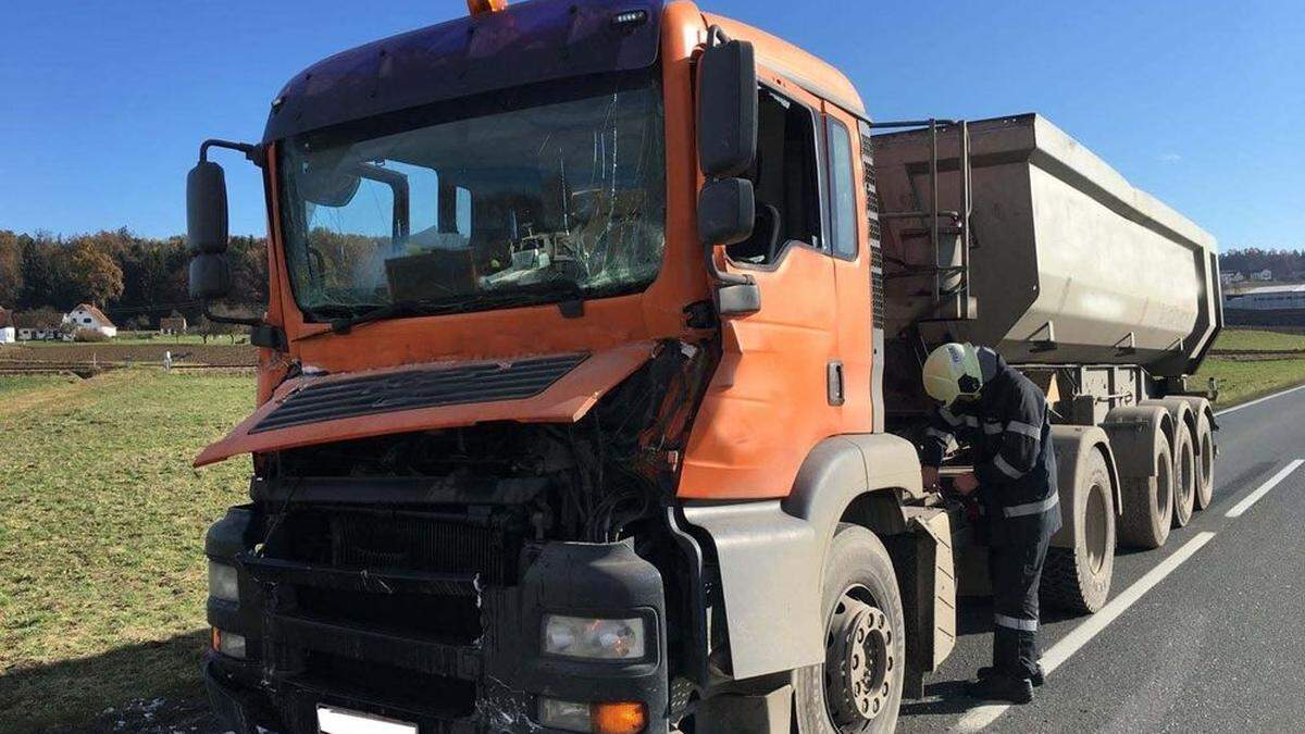 Dieser Lkw fuhr auf die Kolonne auf