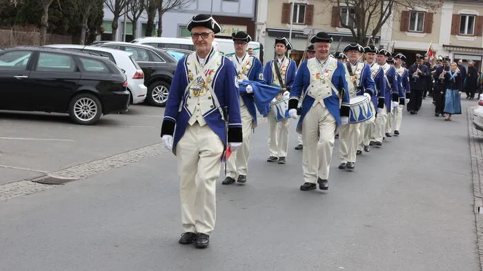 Die Stadtwache marschierte mit den Faschingsvereinen in Feldbach ein.