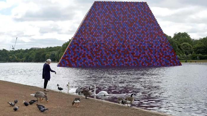 Mitten auf der Serpentine, einem See im zentralen Hyde Park, schwimmt "The Mastaba" - eine gigantische Skulptur aus 7.506 gestapelten Ölfässern.