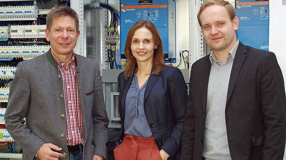 FH-Dozent Josef Bärnthaler (l.) mit Martina Weissenbacher und Alois Kraussler von „4ward Energy“ im Elektrolabor der FH Joanneum