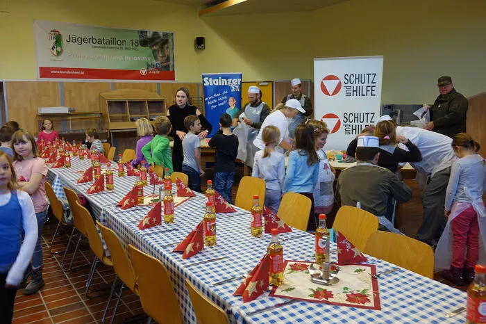 Die Vorbereitungen liefen auf Hochtouren, nachdem die jungen Bäckerinnen und Bäcker angekommen waren.