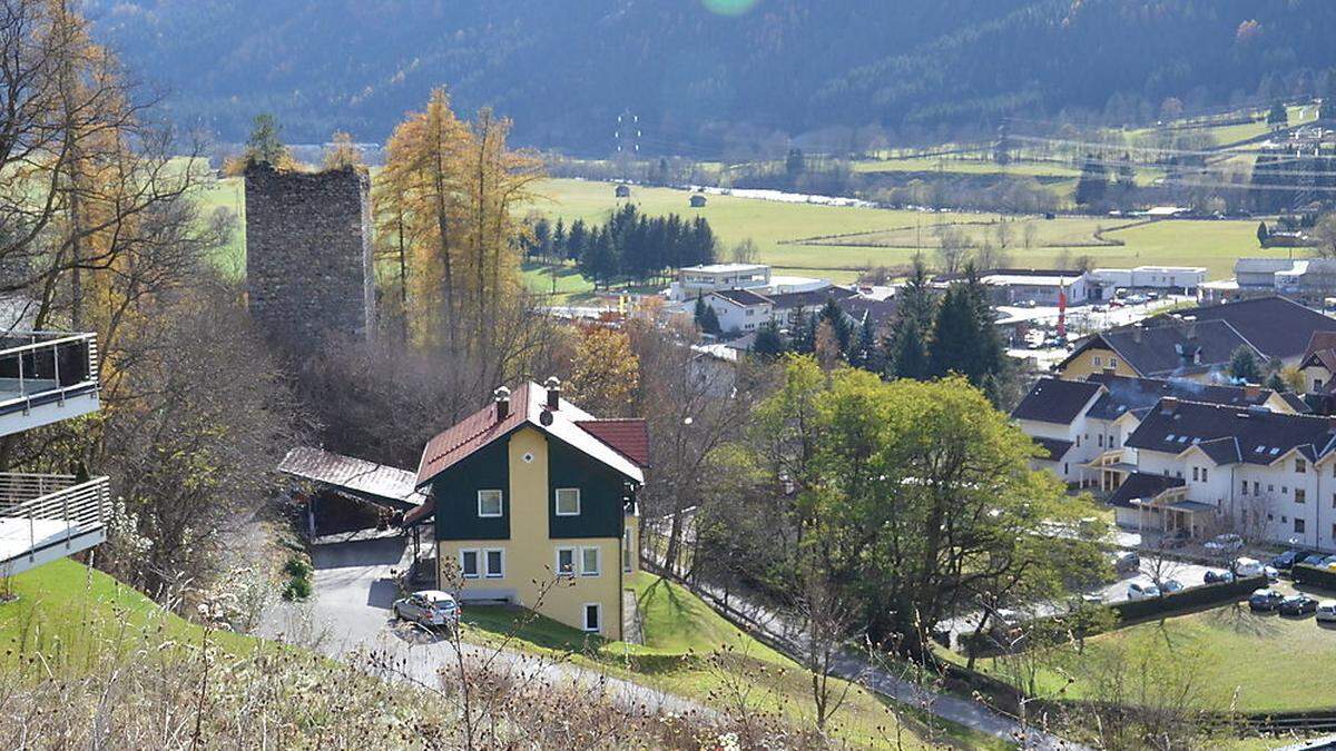 Aufgrund des fehlenden Zufahrtsrechts kann der Turm-Besitzer nicht mit der Sanierung beginnen