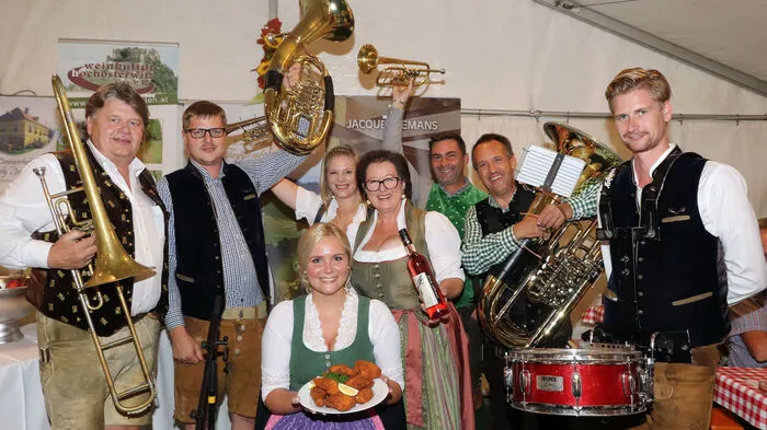 Am Dienstag wurde zur Auftaktveranstaltung des 24. „Bauernbackhendlfestes“  am Liesinger Hof vlg. Josl in Dellach bei St. Georgen/Längsee, unter dem Motto: "Dem Huhn den Marsch blasen" mit der „Ebersteiner Kirchtagsmusi“ geladen.