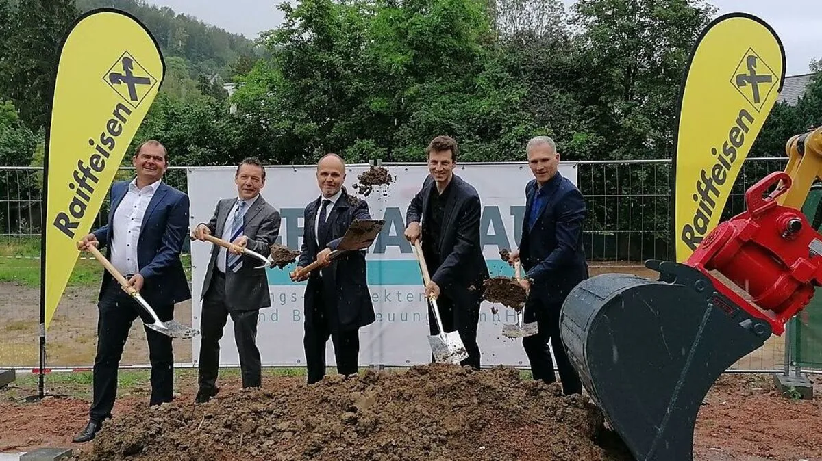 Symbolischer Spatenstich an diesem verregneten 3. Juli - ein Jahr lang rollen jetzt hier die Bagger