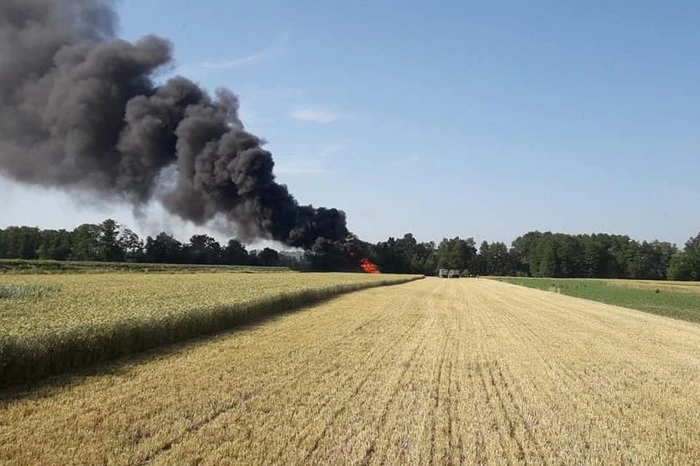 Bei der Ankunft der Feuerwehren am Einsatzort stand die Erntemaschine in Vollbrand.