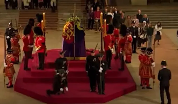 Während eines Wachwechsels fiel der Wachmann um 